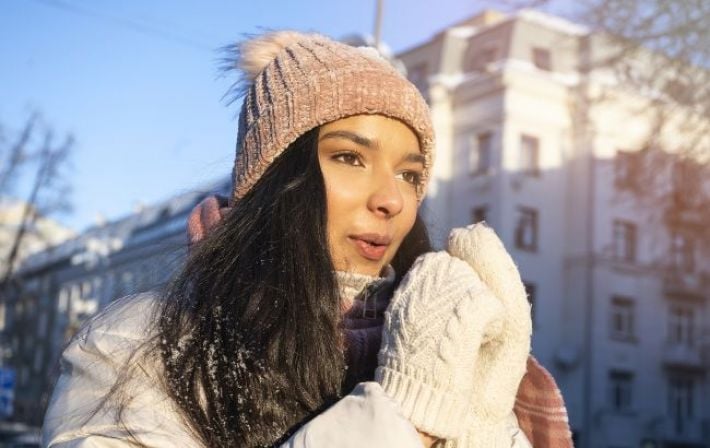 Кремы в мороз: спасение или угроза? Дерматолог развенчала мифы о зимнем уходе