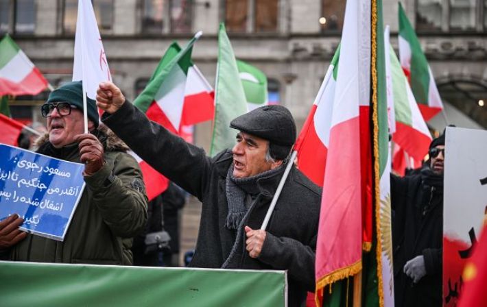 Кровавый отпор режиму: в Иране число жертв протестов возросло до 35, Хаменеи готовит план эвакуации