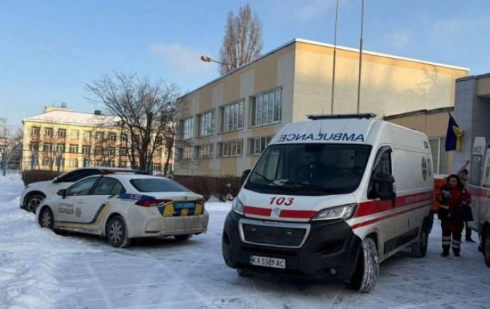 Кровавое утро в киевской школе: ученик с ножом атаковал преподавателя и одноклассника