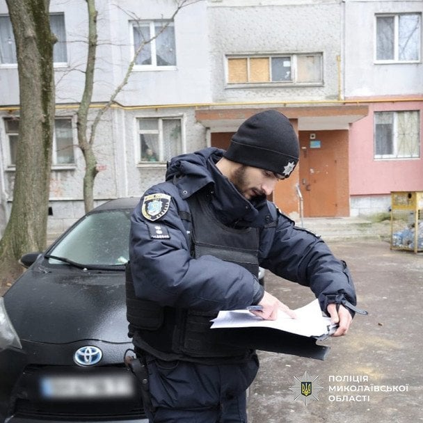 На место происшествия оперативно выехали следственно-оперативная группа Николаевского районного управления полиции, оперативники, криминалисты и кинологи.