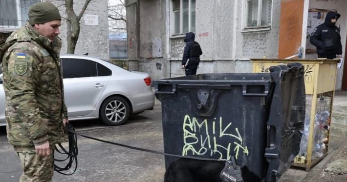 Младенца нашли в мусорном баке: полиция разыскивает мать и просит помощи у жителей Николаева