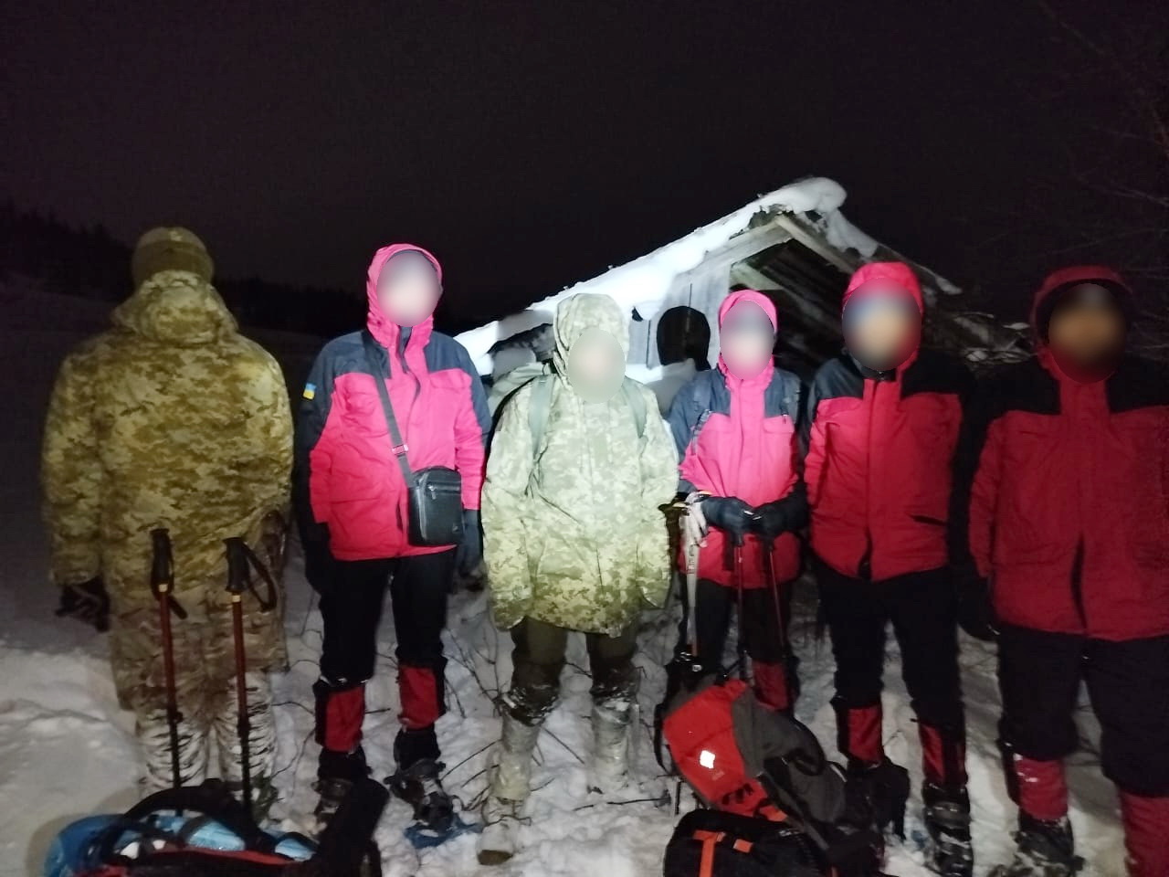  Лишь под утро военнослужащие отдела пограничной службы «Шибены» совместно с сотрудниками ГСЧС обнаружили обессиленного мужчину — он лежал прямо на снегу посреди леса.