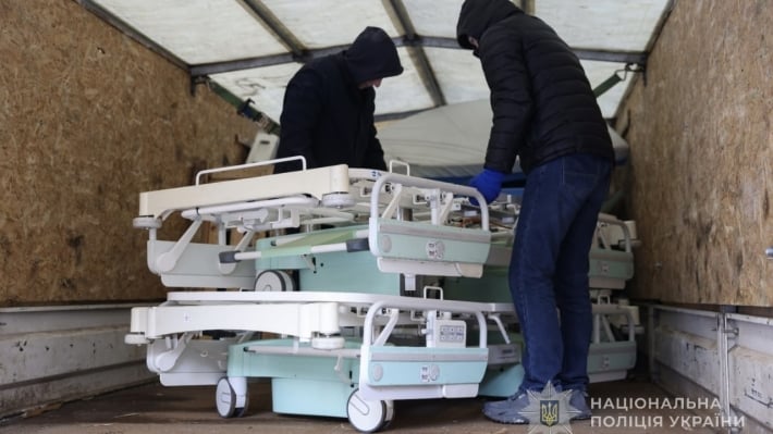 Полицейские Черновцов передали больнице Запорожья кровати для раненых военных