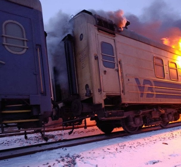 Полум’я охопило один із вагонів потяга, а також електровоз.