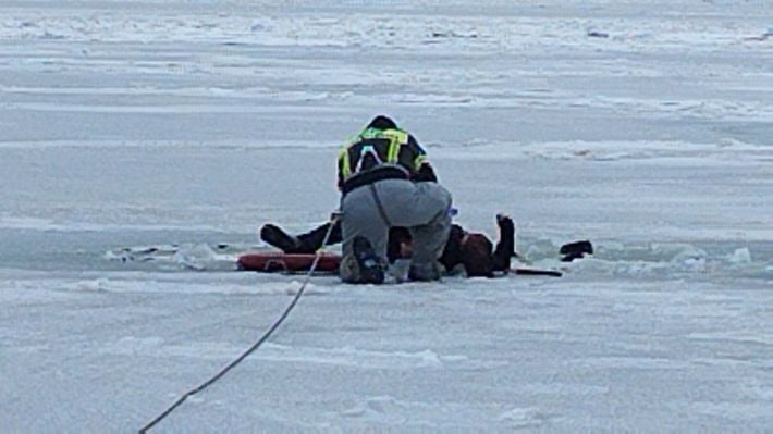 Трагедия под Мелитополем: женщина утонула в Молочном лимане во время подледной рыбалки