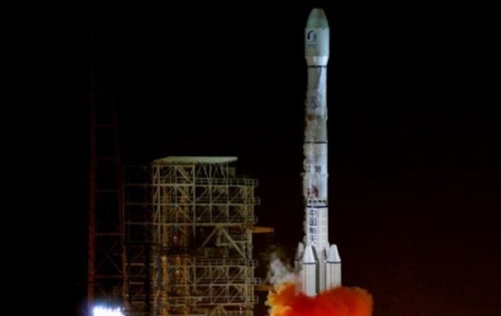 В Китае во время космических запусков потеряли спутник и ракету