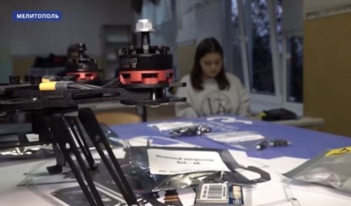 В Мелитополе оккупанты готовят украинских детей к войне против собственной страны