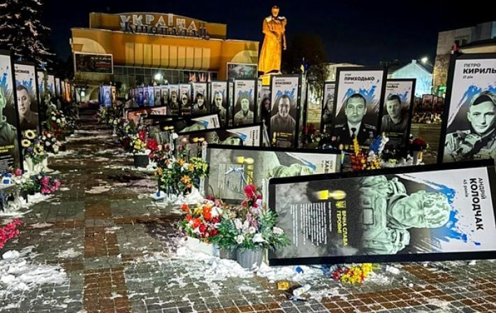 В Ровно женщина повредила портреты погибших Героев