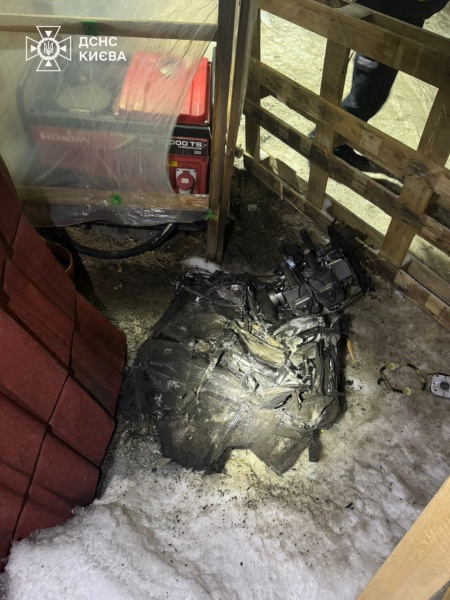 В результате обстрела в Голосеевском районе столицы была повреждена многоэтажная жилая постройка и несколько автомобилей 6