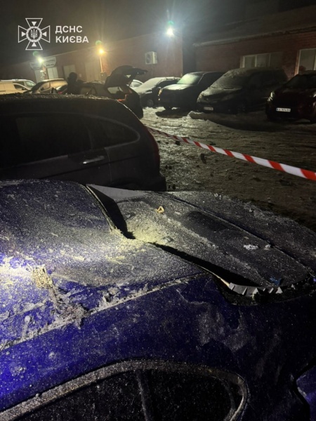 В результате обстрела в Голосеевском районе столицы была повреждена многоэтажная жилая постройка и несколько автомобилей