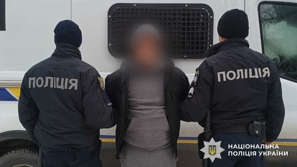 Коли вона прийшла разом із подругою, до них під’їхав автомобіль з трьома чоловіками.