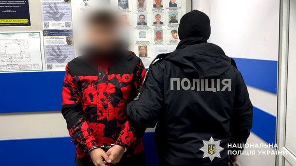 Коли вона прийшла разом із подругою, до них під’їхав автомобіль з трьома чоловіками. 9