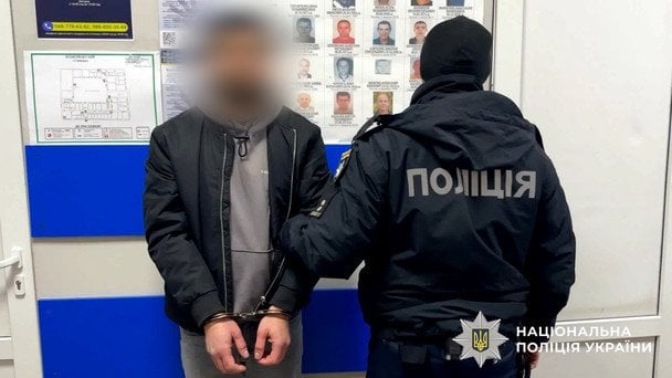 Коли вона прийшла разом із подругою, до них під’їхав автомобіль з трьома чоловіками. 5