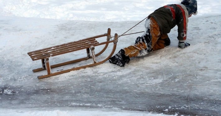 «Решил проучить»: во Львове мужчина напал на ребенка на ледяной горке