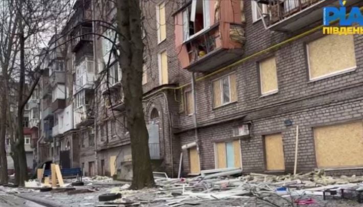 Автомобили изуродованы, окон нет: жительница Запорожья рассказала о взрыве в полночь 24 февраля (видео)