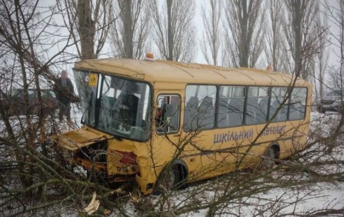 ДТП со школьным автобусом в Полтавской области: транспорт с детьми врезался в дерево