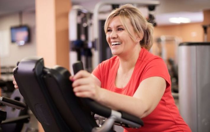 Секрет долголетия и энергии: 6 видов спорта, которые изменят тело женщин 50+