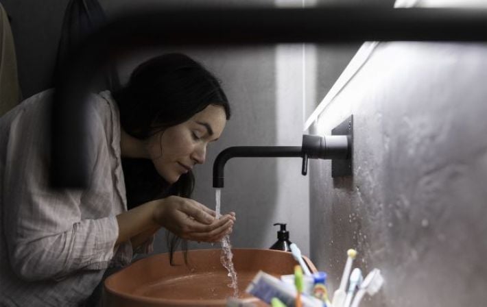 Гигиена в холодной квартире: невролог предостерегла от опасных ошибок при мытье головы