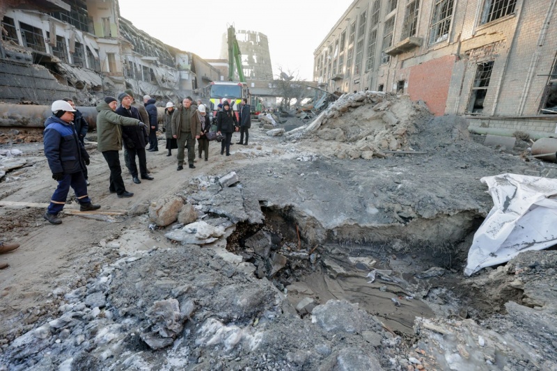 Он также отметил, что россияне сознательно атаковали энергетическую инфраструктуру столицы в период сильных морозов, когда температура воздуха в Киеве опускалась до минус 25 градусов по Цельсию.