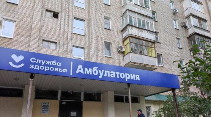 "Люди стоят на улице, как в мавзолей" - как в Мелитополе больные пытаются записаться к врачам