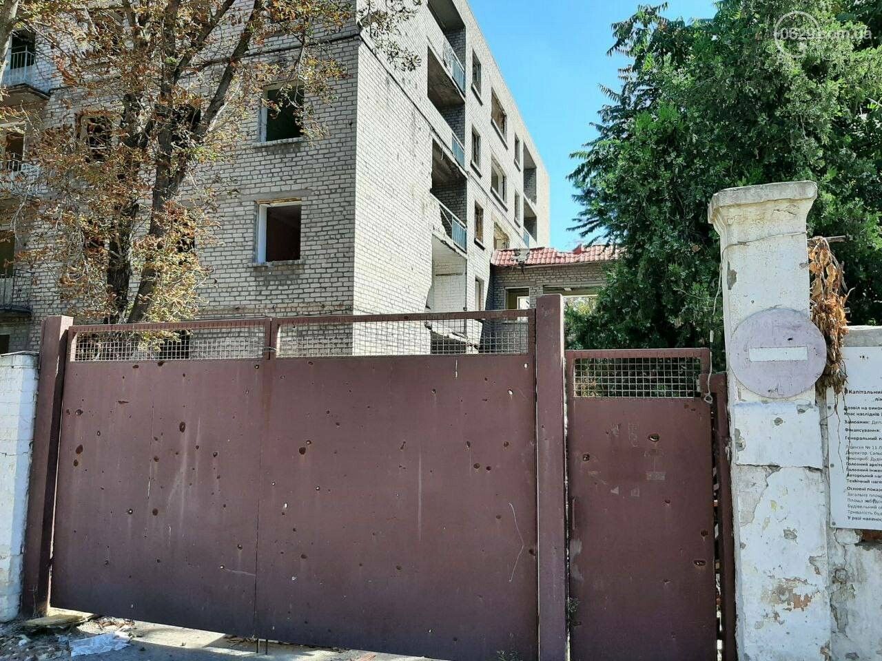 Аудитори встановили, що будівельні роботи нерідко проводилися без затверджених проєктів і необхідних дозволів, а кошторисна вартість окремих об’єктів зростала більш ніж удвічі. 2