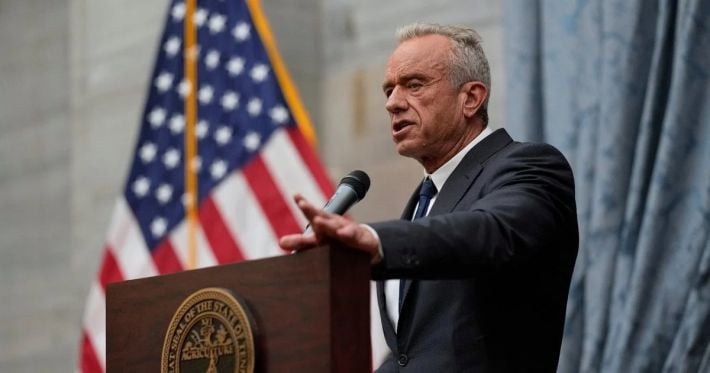 Министр здравоохранения США признался, что нюхал кокаин из унитаза