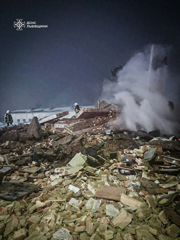 На місці події одразу розпочали роботу підрозділи ДСНС, вибухотехніки та слідчо-оперативні групи.