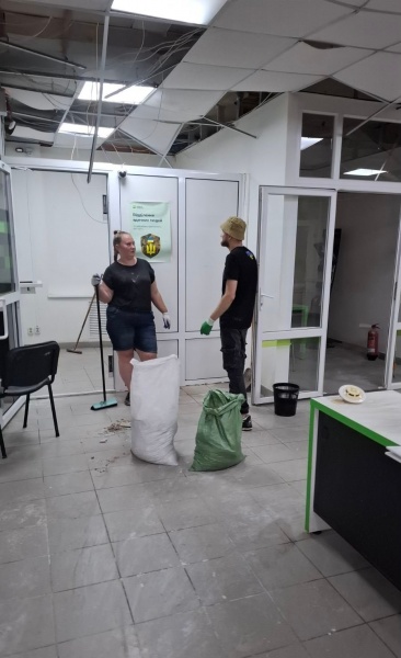 Кроме того, учреждение работало после прямого попадания — без воды, отопления и света. Несмотря на это, отделение оставалось открытым.