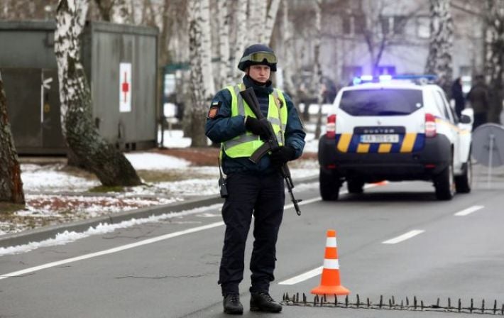 Ночное нападение на полицию в Сторожинце: экс-военный взорвал гранату у служебного авто