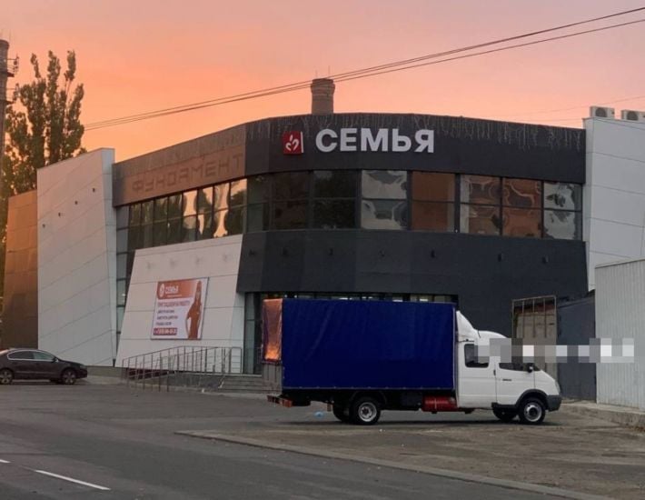 Пустые полки, неактуальные ценники и скользские ступеньки: вокруг супермаркета «Семья» в оккупированном Мелитополе разгорелся скандал
