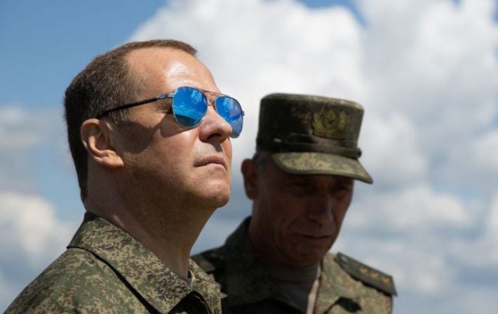 «Приедут без виз, как в 1945-м»: Медведев пригрозил Европе военным вторжением