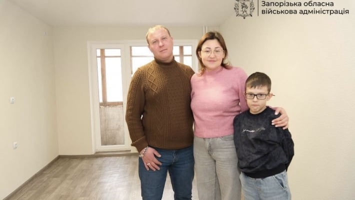 Семья переселенцев из Донецка получила квартиру в Запорожье