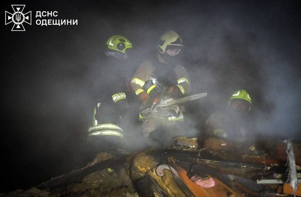 Окупанти атакували один з районів міста. Зі слів голови МВА, окрім знищеного будинку, вибуховою хвилею пошкоджено вікна в сусідніх оселях. 8
