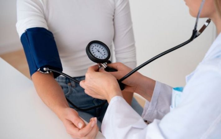 Тихий убийца сосудов: какая привычка после обеда провоцирует резкий скачок давления