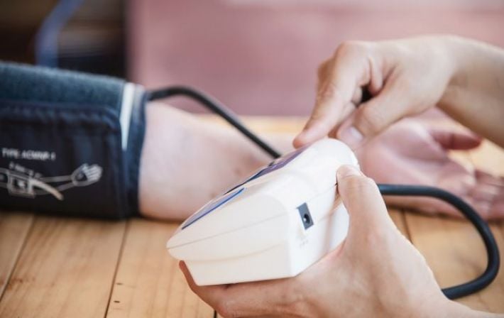 Тонометр врет? Кардиолог назвала главные ошибки, искажающие показатели давления