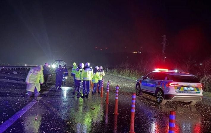 В Турции истребитель F-16 рухнул на автотрассу: пилот погиб