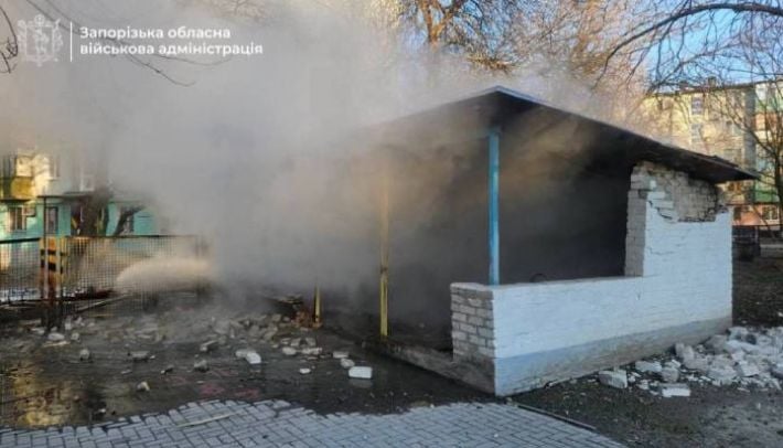 В Запорожье враг ударил по южной части города: повреждены детский сад и жилые дома (фото)