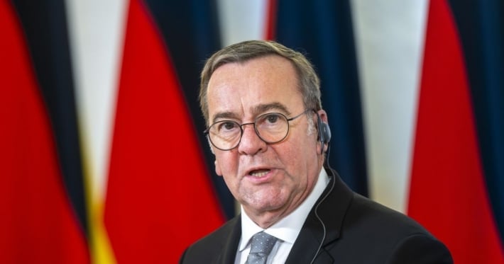 Украина «будет мертва уже завтра»: министр обороны Германии сделал жуткое предупреждение Западу