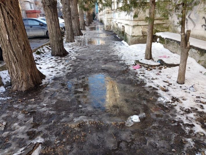 Оттепель по-мелитопольски: тротуар у амбулатории превратили в ловушку