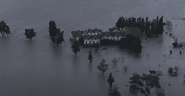 Река Дору вышла из берегов в Порту, а город Алкасер-ду-Сал уже третий день частично находится под водой.