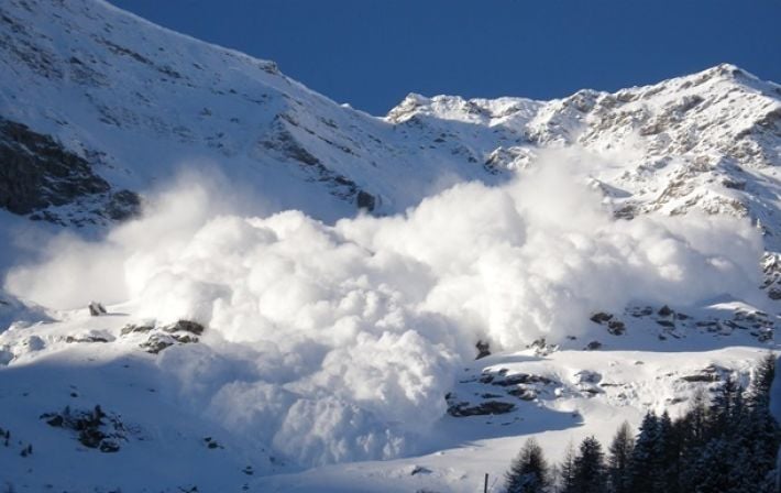 Чудом спасся: в Карпатах лавина накрыла группу лыжников