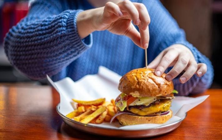 Эффект домино: генетик объяснил, как «привычки-кластеры» незаметно крадут годы жизни