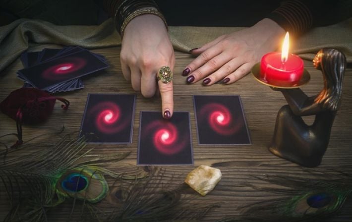 Эскапизм в мистику: половина россиян ищет спасения у домовых и ясновидящих на фоне кризиса