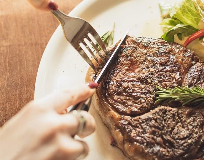 Мясная диета как щит от Альцгеймера: ученые нашли способ нейтрализовать «ген деменции»