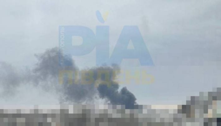 РФ атаковала Запорожье дронами: в городе большой столб чёрного дыма, пропало электричество (фото)
