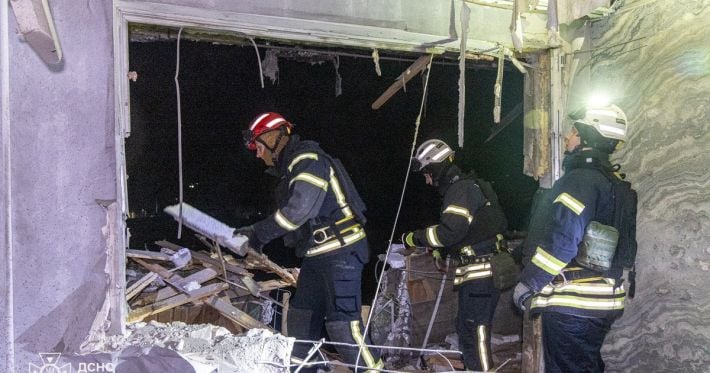 РФ ударила по жилому дому в областном центре: дрон разрушил квартиры, есть раненые