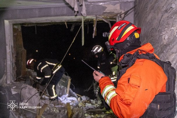 За його словами, спочатку окупанти завдали ракетного удару, а згодом застосували безпілотник.