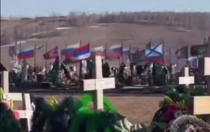 Россиянина поразили масштабы кладбища в Красноярске: там хоронят участников войны против Украины