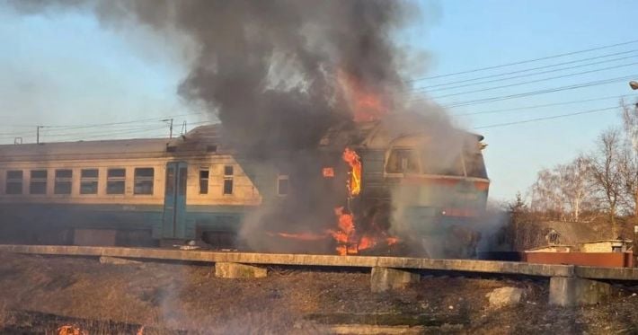 Российский дрон ударил по пассажирскому поезду в Сумской области: что известно