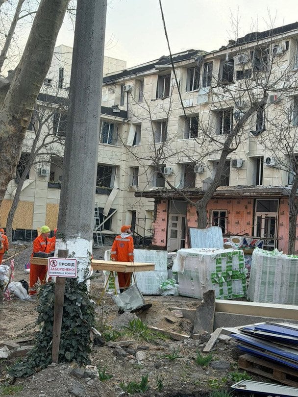 всего 33 женщины, из которых 22 — роженицы, а также 19 новорожденных.